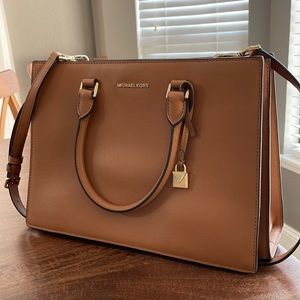 Michael Kors medium tote with crossbody strap and tons of storage!